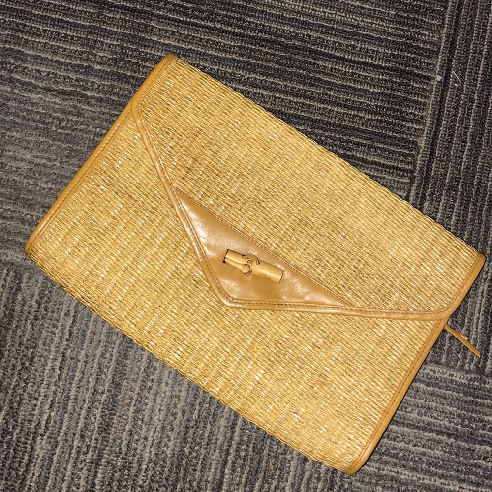 EUC-VINTAGE AND FABULOUS WOVEN OVERSIZED CLUTCH